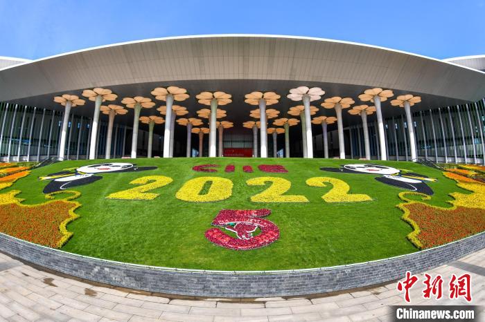 第五屆進(jìn)博會場館景觀裝飾全面定妝?！￡悏魸?攝