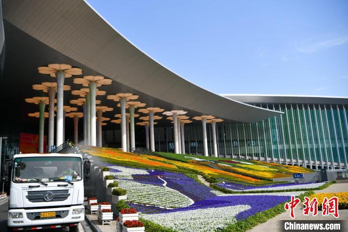 第五屆進(jìn)博會場館景觀裝飾全面定妝?！￡悏魸?攝