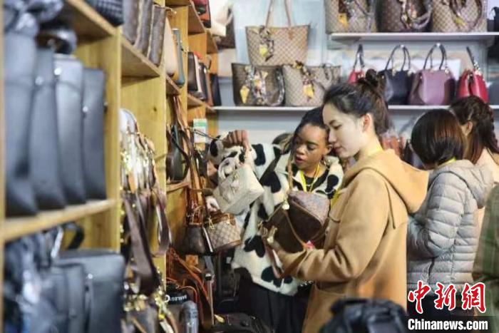 女士選購包包?！∨砣A 攝