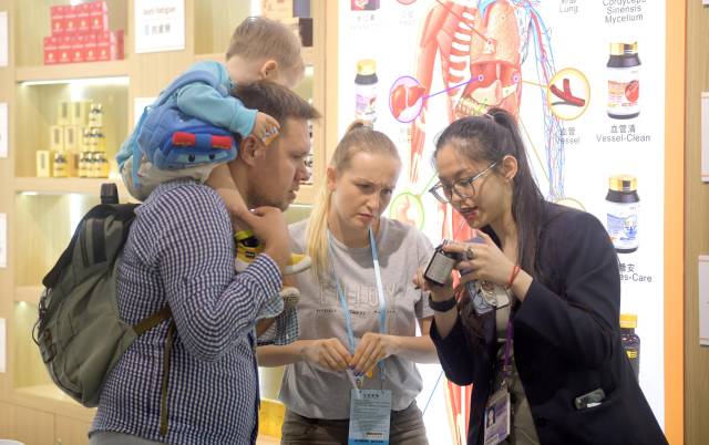 資料圖片：客商在廣交會上參觀選購商品。（新華社發(fā)）